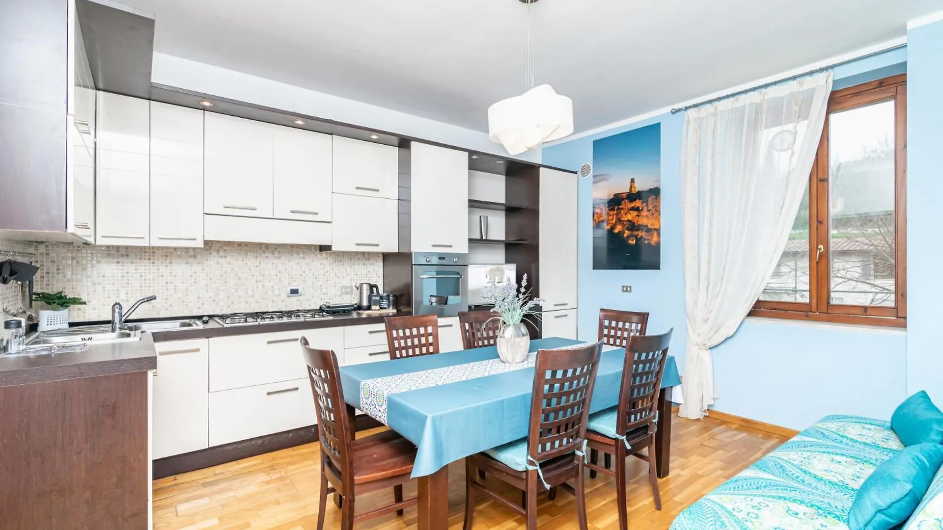 Into The Blu Apartment With Private Parking! contacts